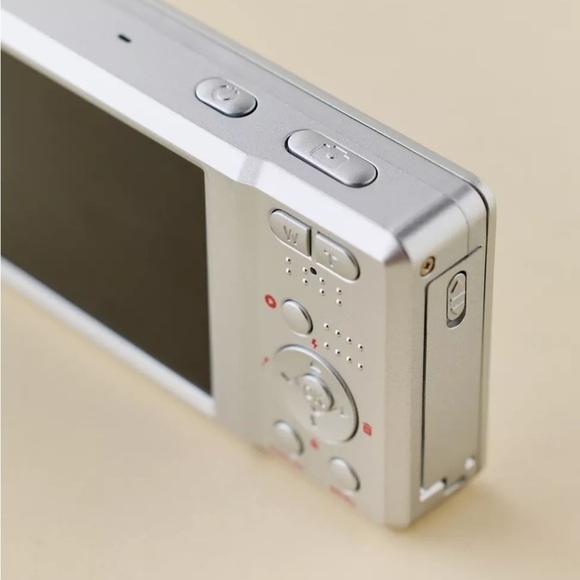 NEW Lola Digital Camera — Compact Retro-Inspired with Film-Like Charm - Picture 2 of 7